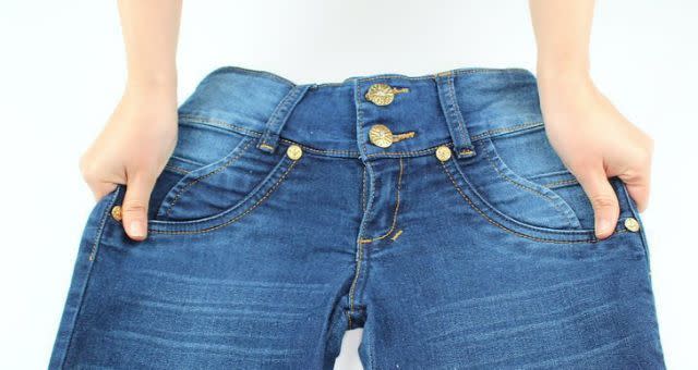 Step 7: Cách làm ống quần jeans giãn rộng ra