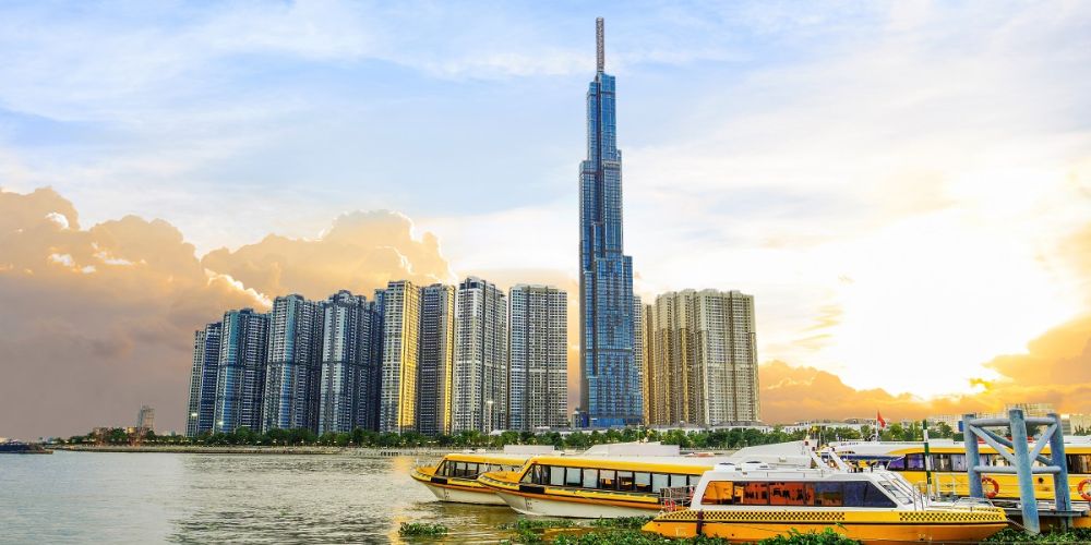 Toàn cảnh tòa tháp Landmark 81 vươn cao bên sông Sài Gòn