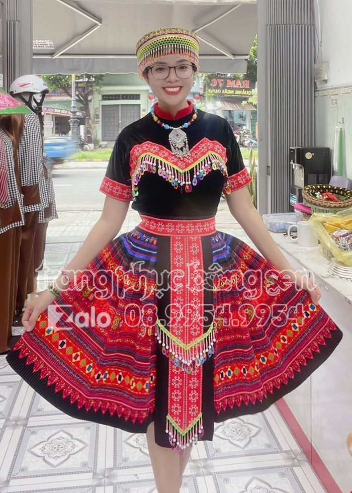 Trang phục biểu diễn 54 dân tộc (lẻ): H'Mông/Mèo áo đen, cổ M, đai dài - Trang Phục Bông Sen